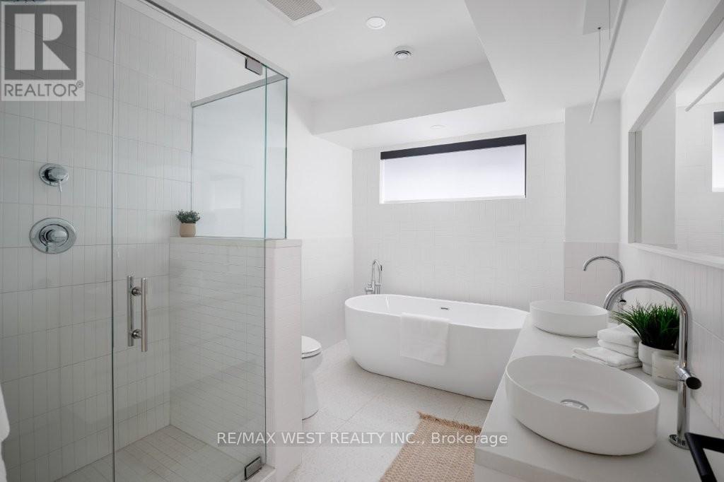 424 Clendenan Avenue, Toronto, ON - Indoor Photo Showing Bathroom