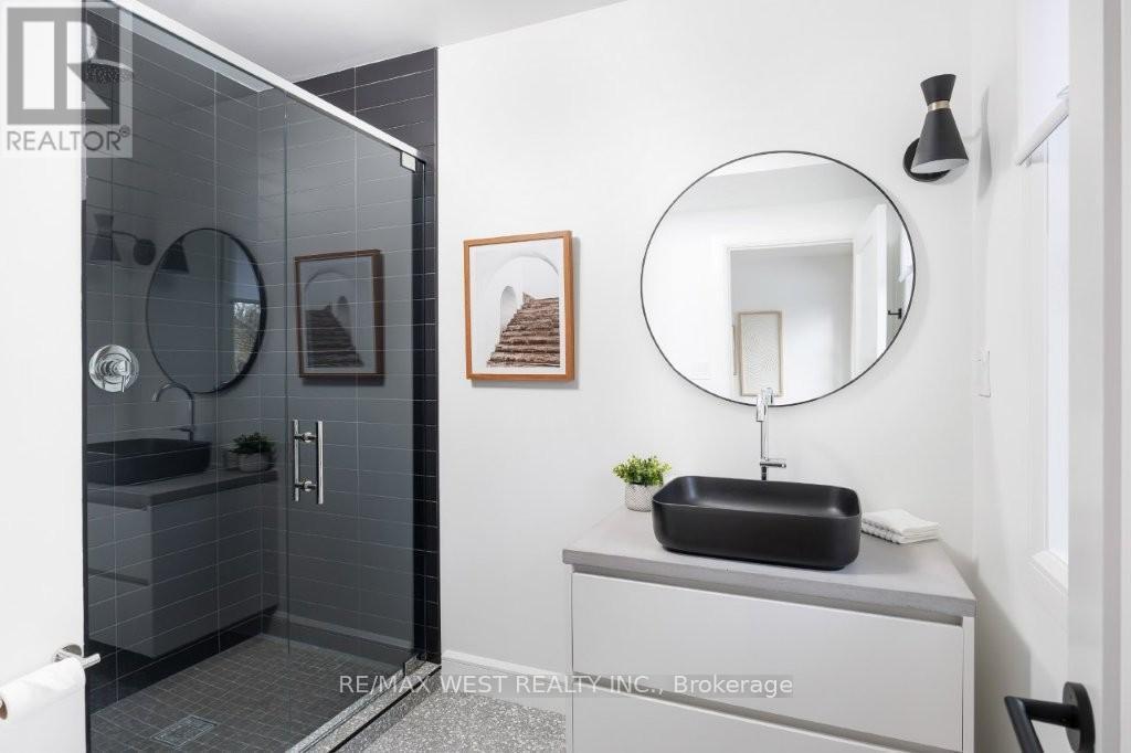 424 Clendenan Avenue, Toronto, ON - Indoor Photo Showing Bathroom