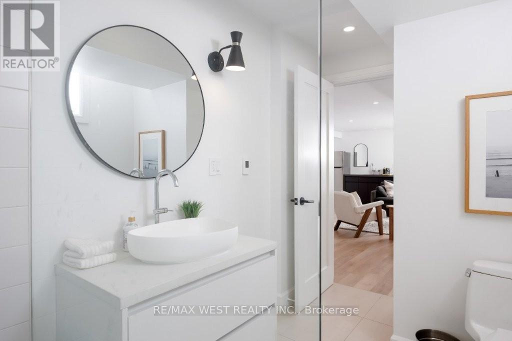 424 Clendenan Avenue, Toronto, ON - Indoor Photo Showing Bathroom