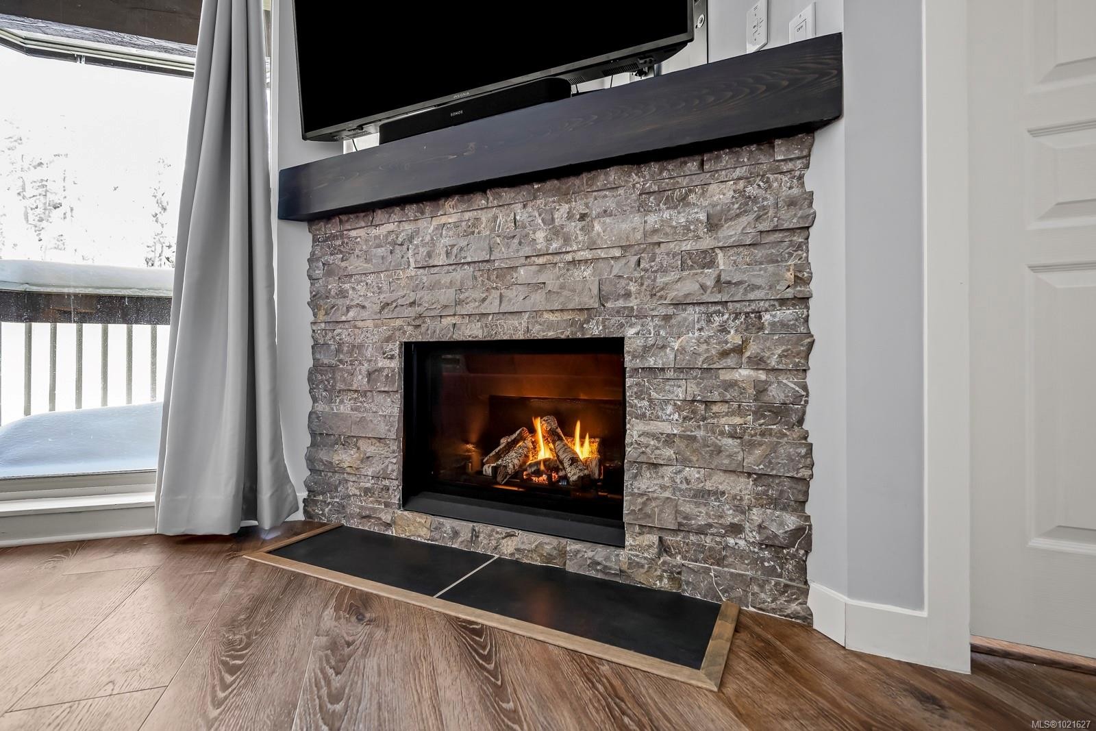 210-1290 Alpine Rd, Courtenay, BC - Indoor Photo Showing Living Room With Fireplace