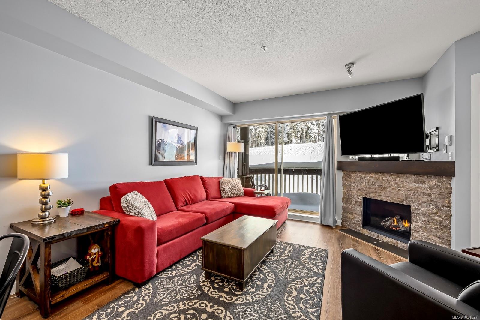210-1290 Alpine Rd, Courtenay, BC - Indoor Photo Showing Living Room With Fireplace