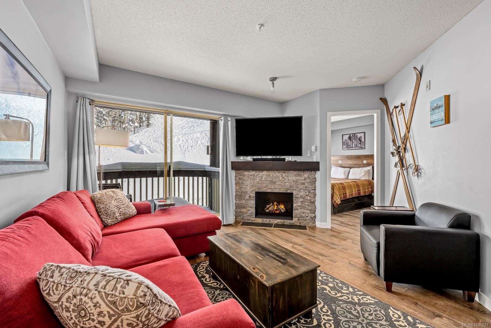 210-1290 Alpine Rd, Courtenay, BC - Indoor Photo Showing Living Room With Fireplace