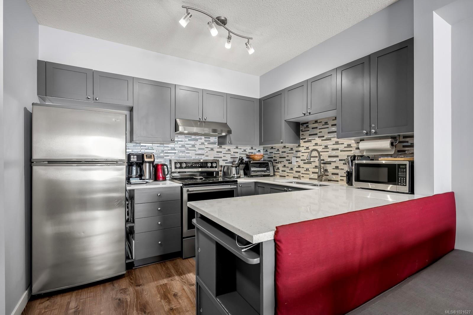 210-1290 Alpine Rd, Courtenay, BC - Indoor Photo Showing Kitchen With Upgraded Kitchen