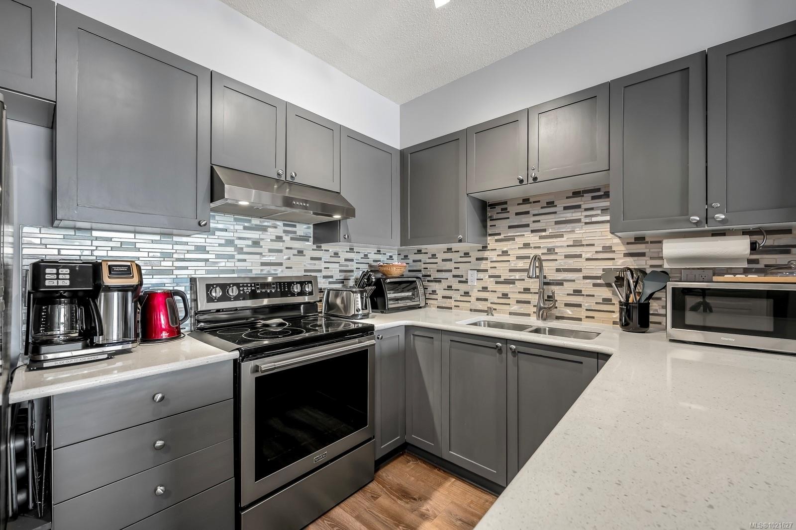 210-1290 Alpine Rd, Courtenay, BC - Indoor Photo Showing Kitchen With Double Sink With Upgraded Kitchen