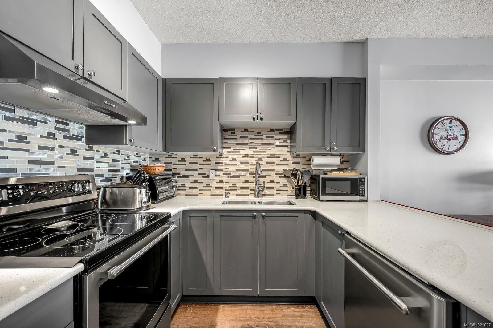 210-1290 Alpine Rd, Courtenay, BC - Indoor Photo Showing Kitchen With Double Sink With Upgraded Kitchen