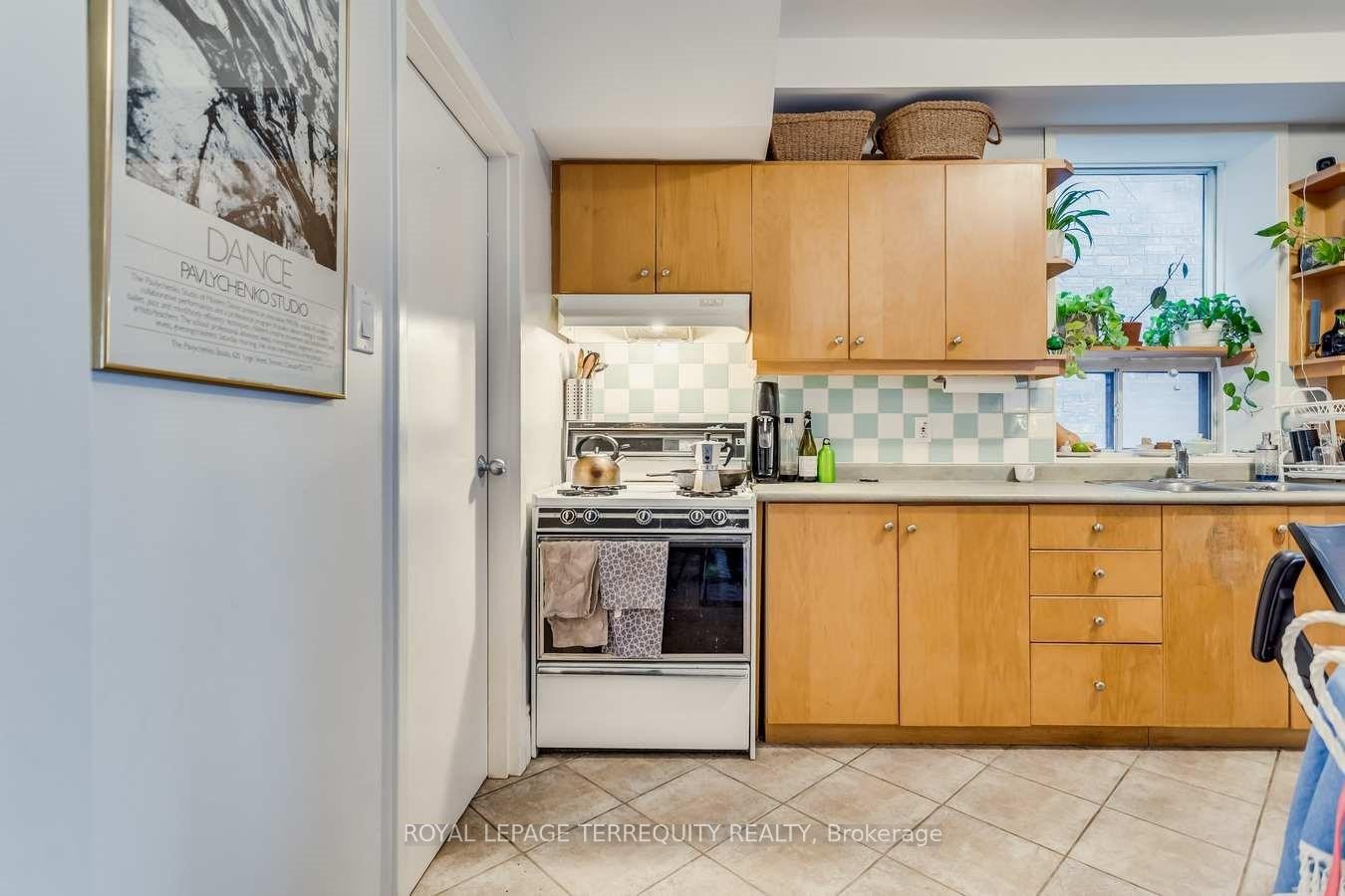 Main-61 Rusholme Park Crescent W, Toronto, ON - Indoor Photo Showing Kitchen With Double Sink