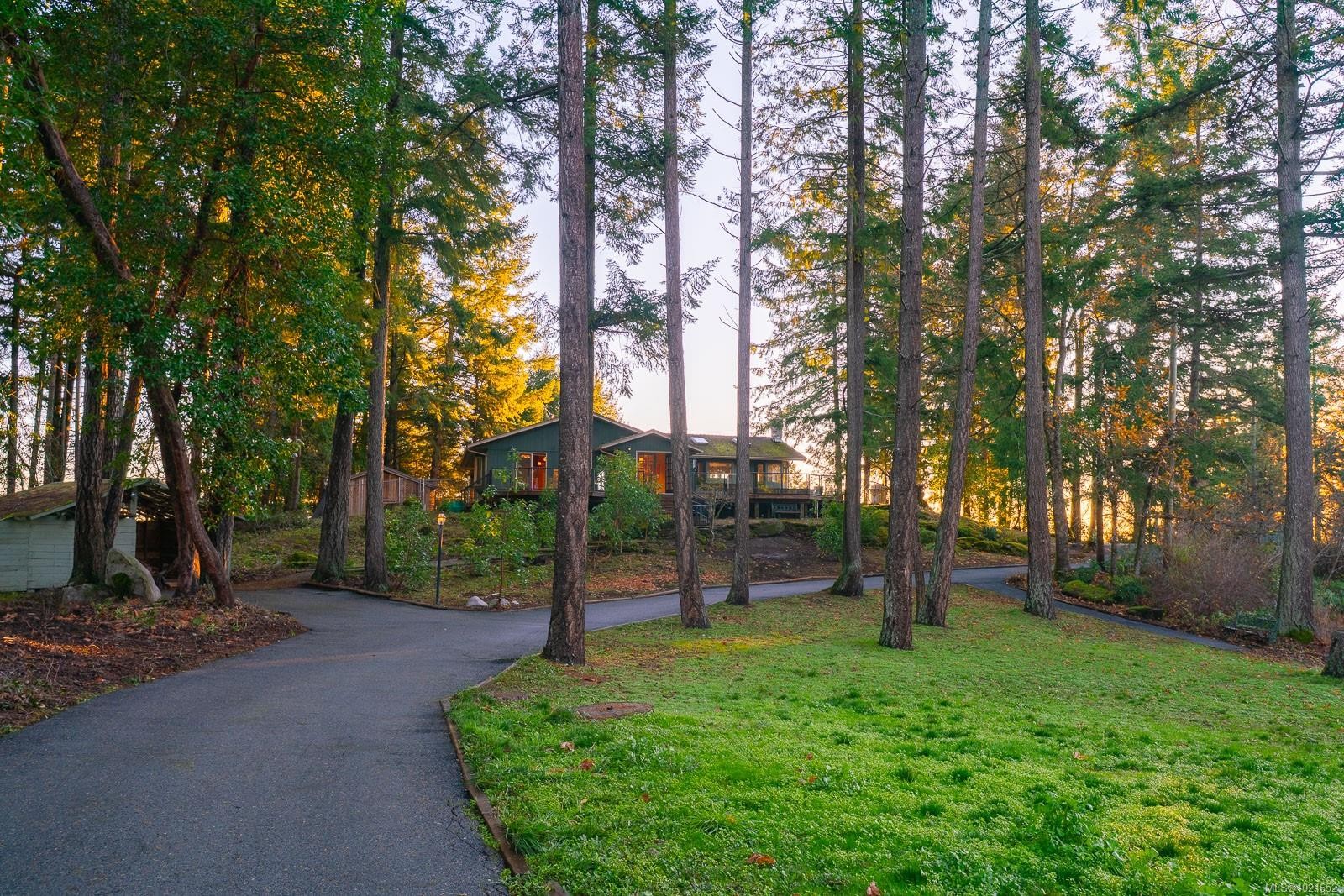 1372 Ivor Rd, Nanaimo, BC