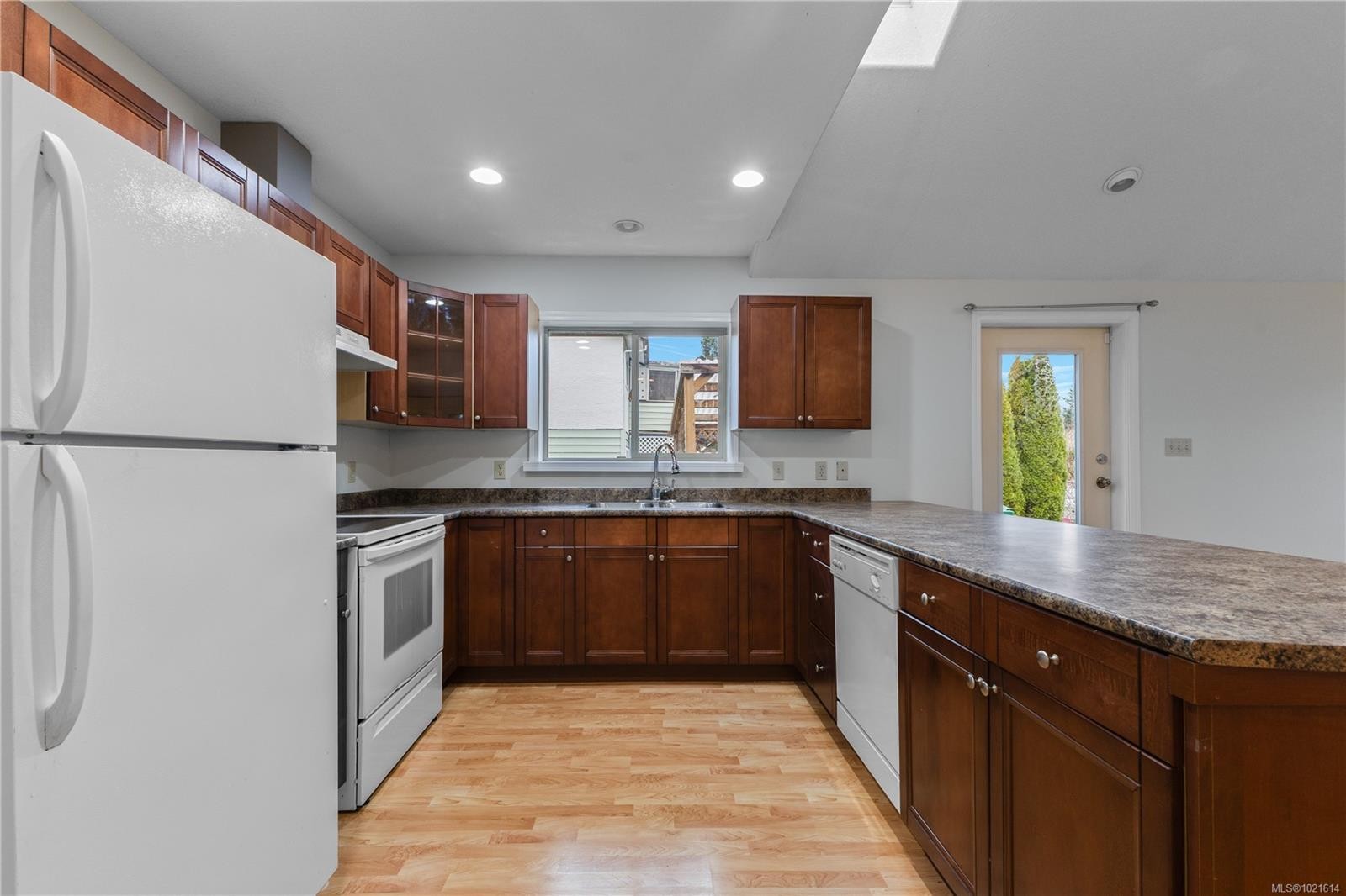 1126 18Th St, Courtenay, BC - Indoor Photo Showing Kitchen With Double Sink