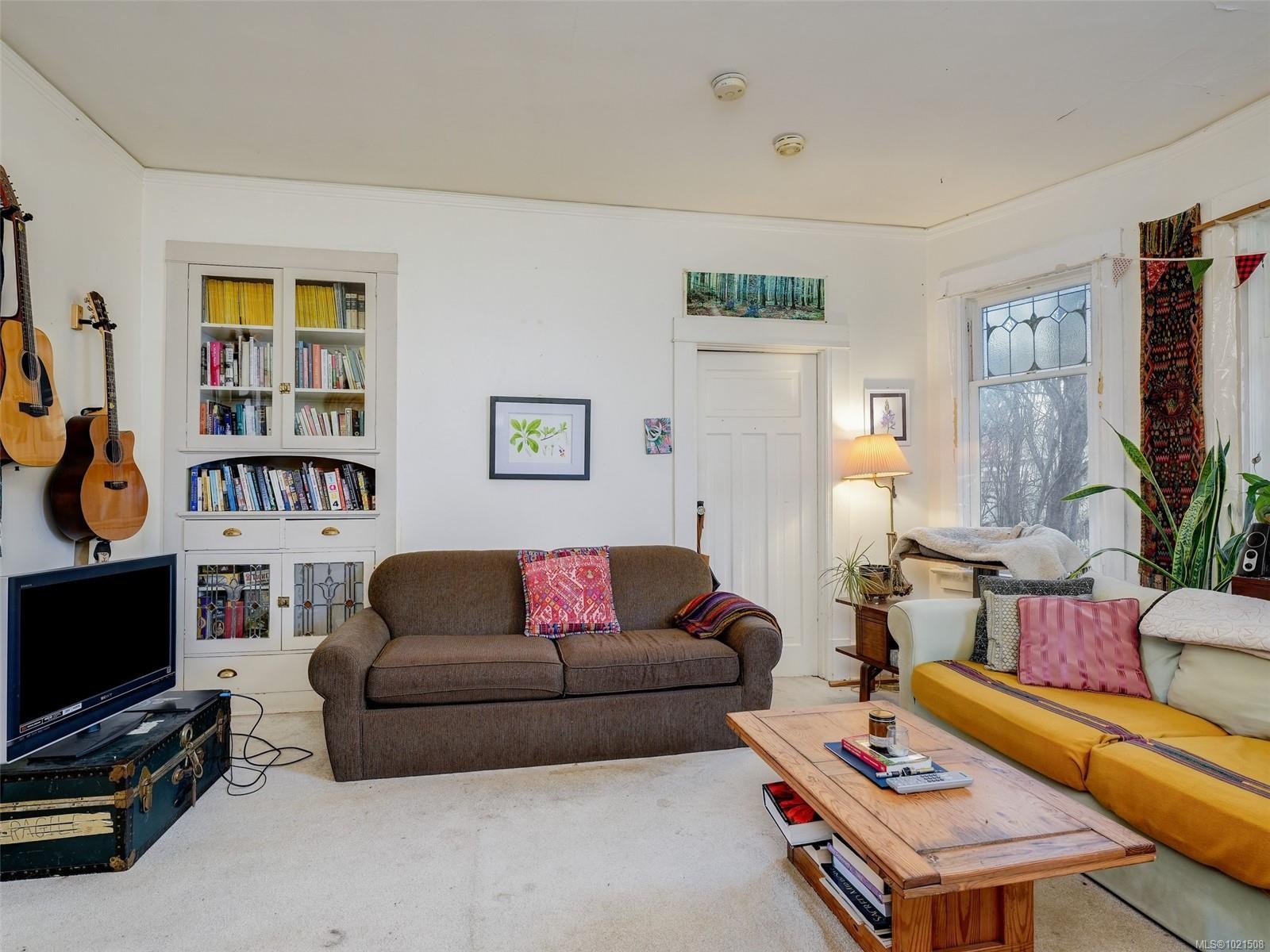 1015 Empress Ave, Victoria, BC - Indoor Photo Showing Living Room