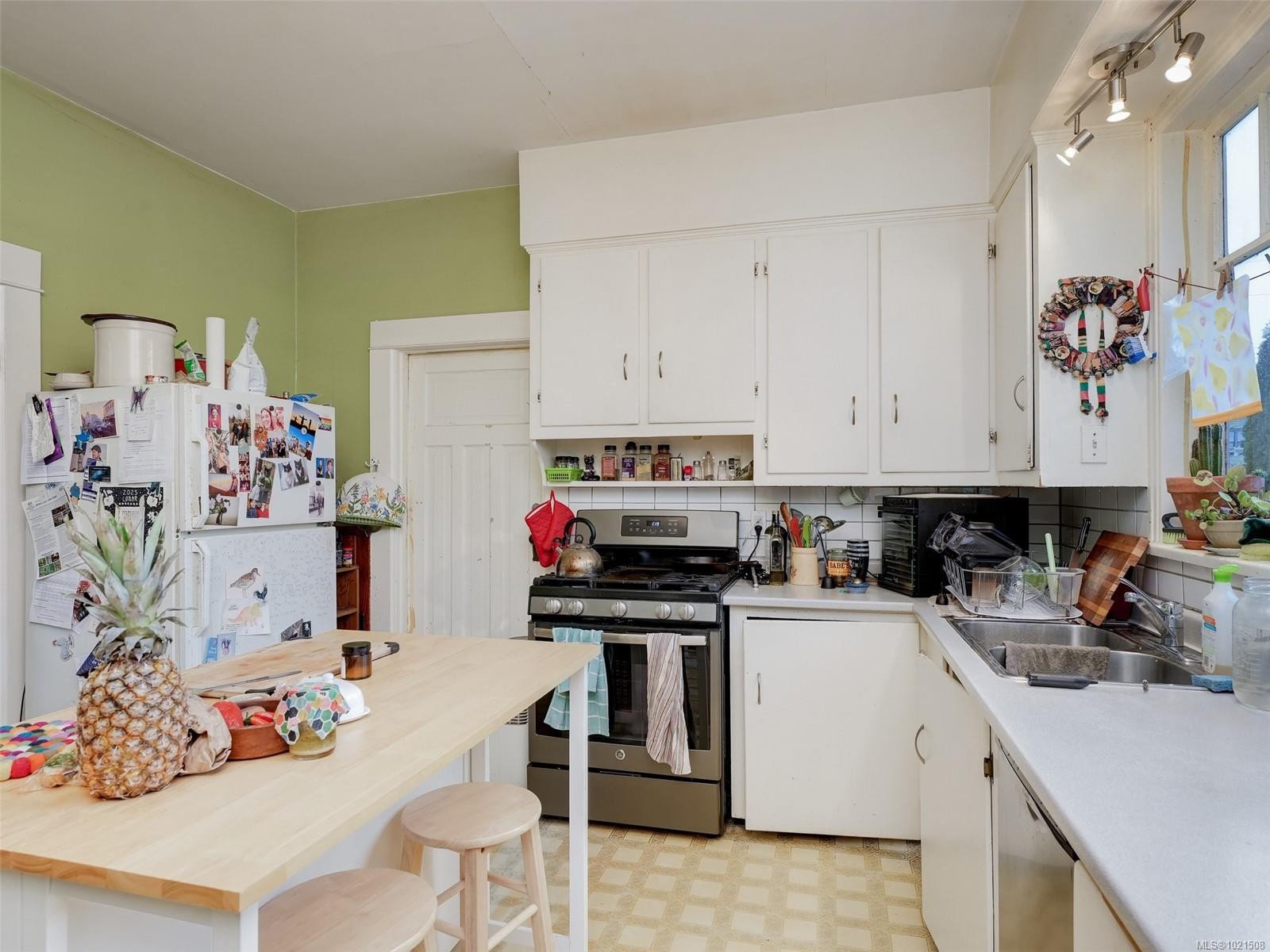 1015 Empress Ave, Victoria, BC - Indoor Photo Showing Kitchen With Double Sink