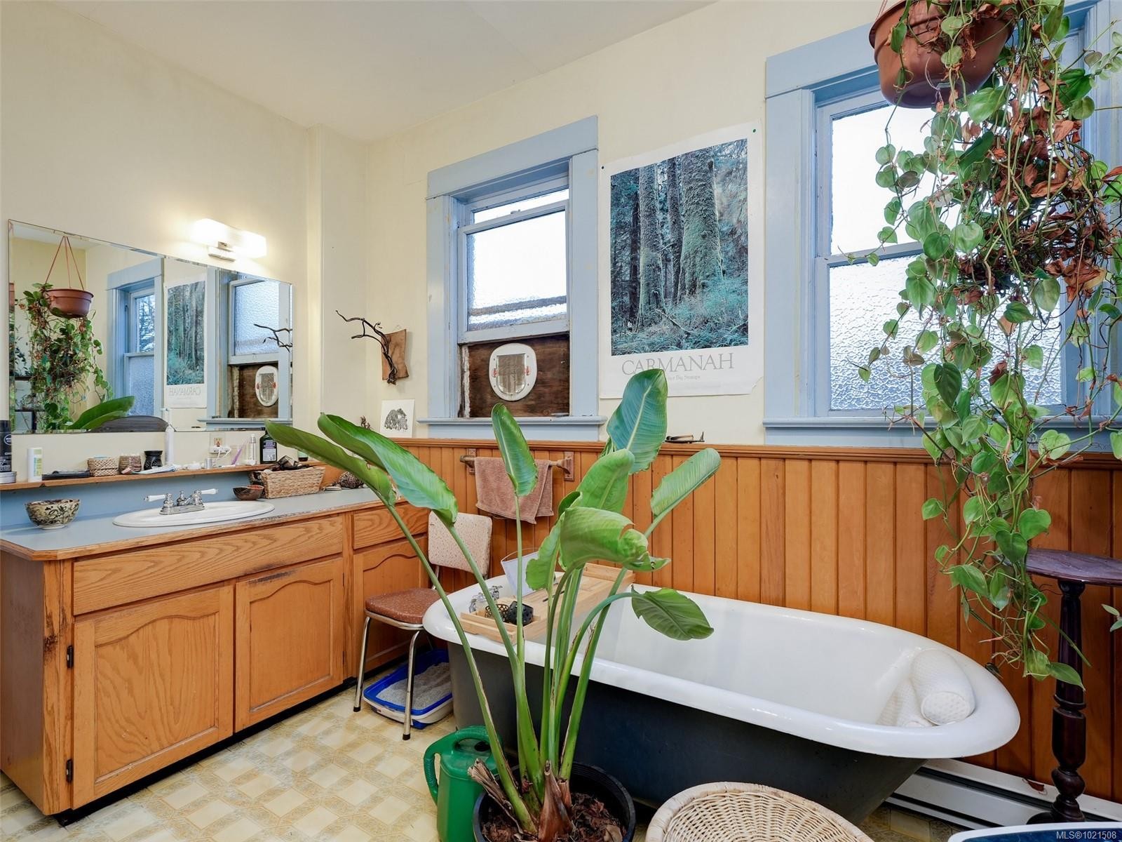 1015 Empress Ave, Victoria, BC - Indoor Photo Showing Bathroom