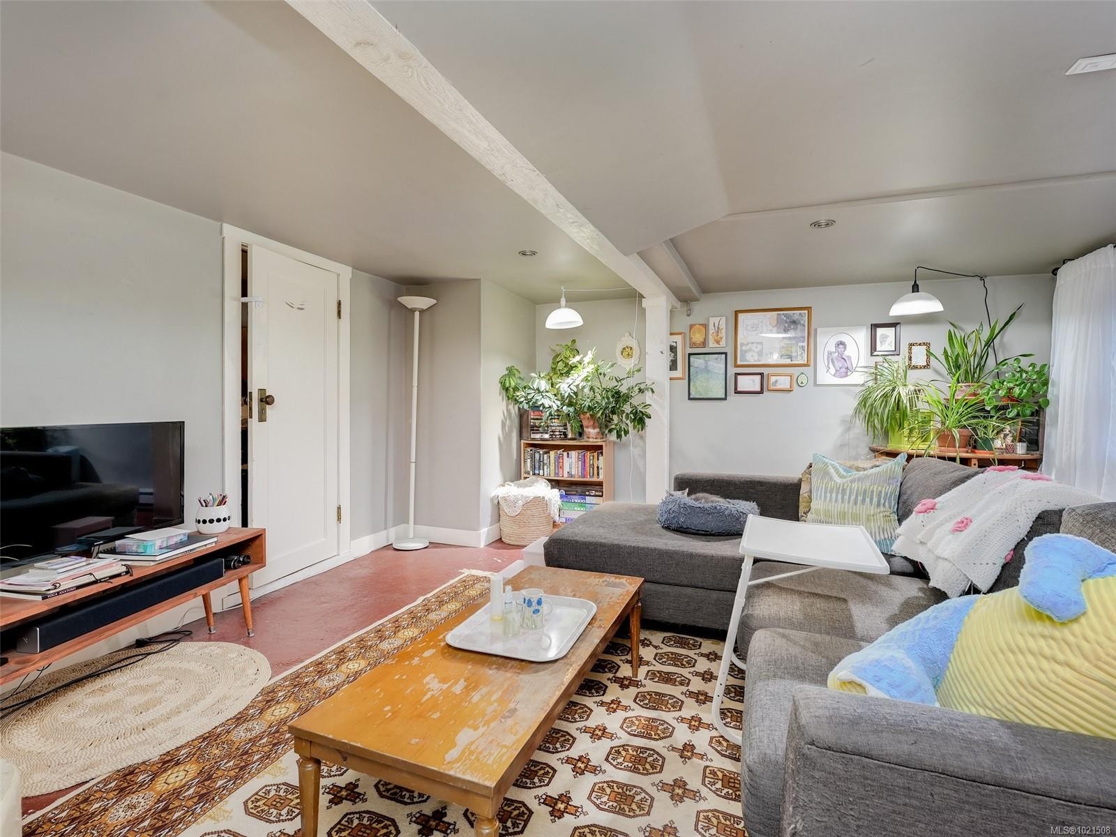 1015 Empress Ave, Victoria, BC - Indoor Photo Showing Living Room
