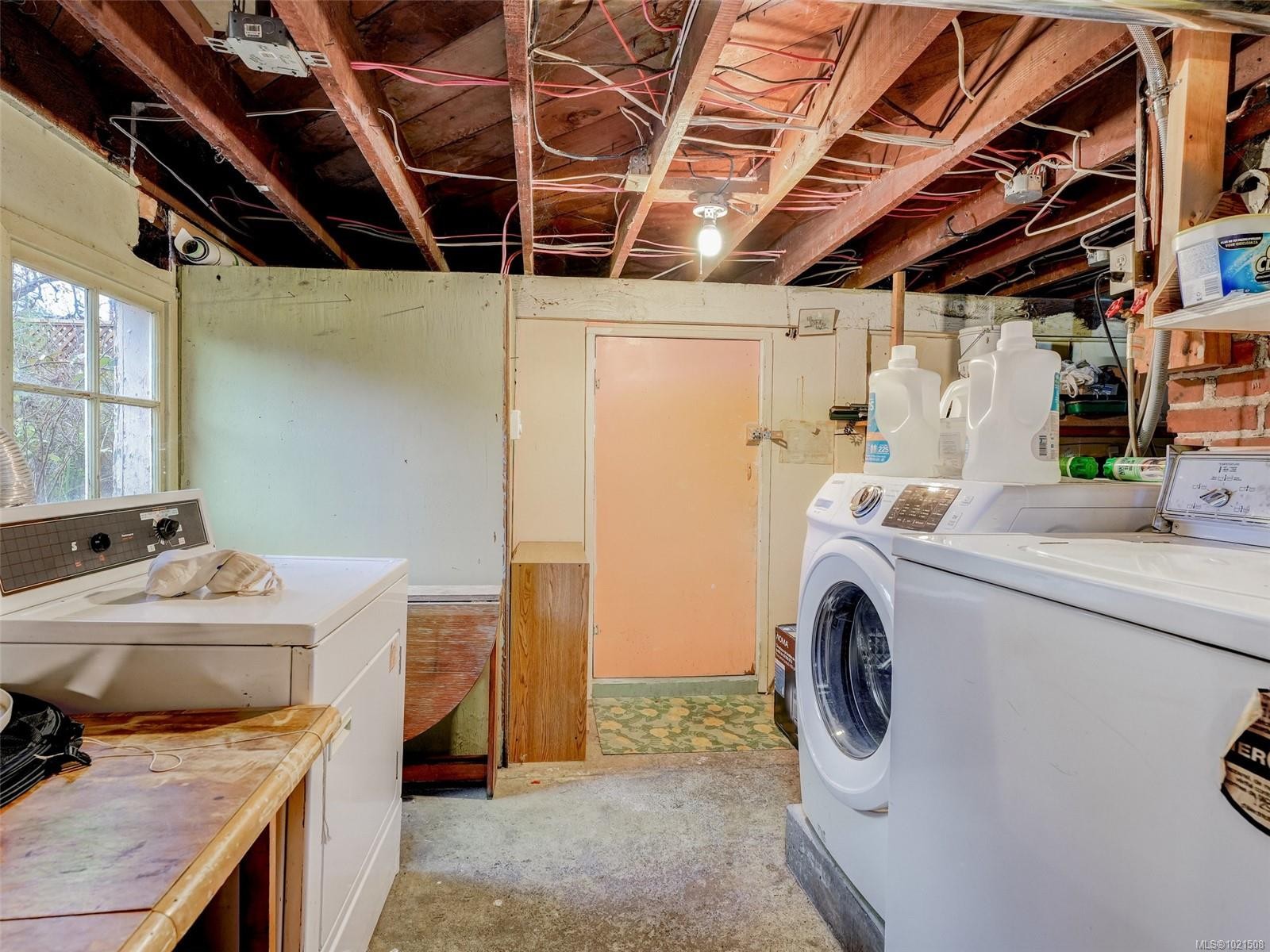 1015 Empress Ave, Victoria, BC - Indoor Photo Showing Laundry Room