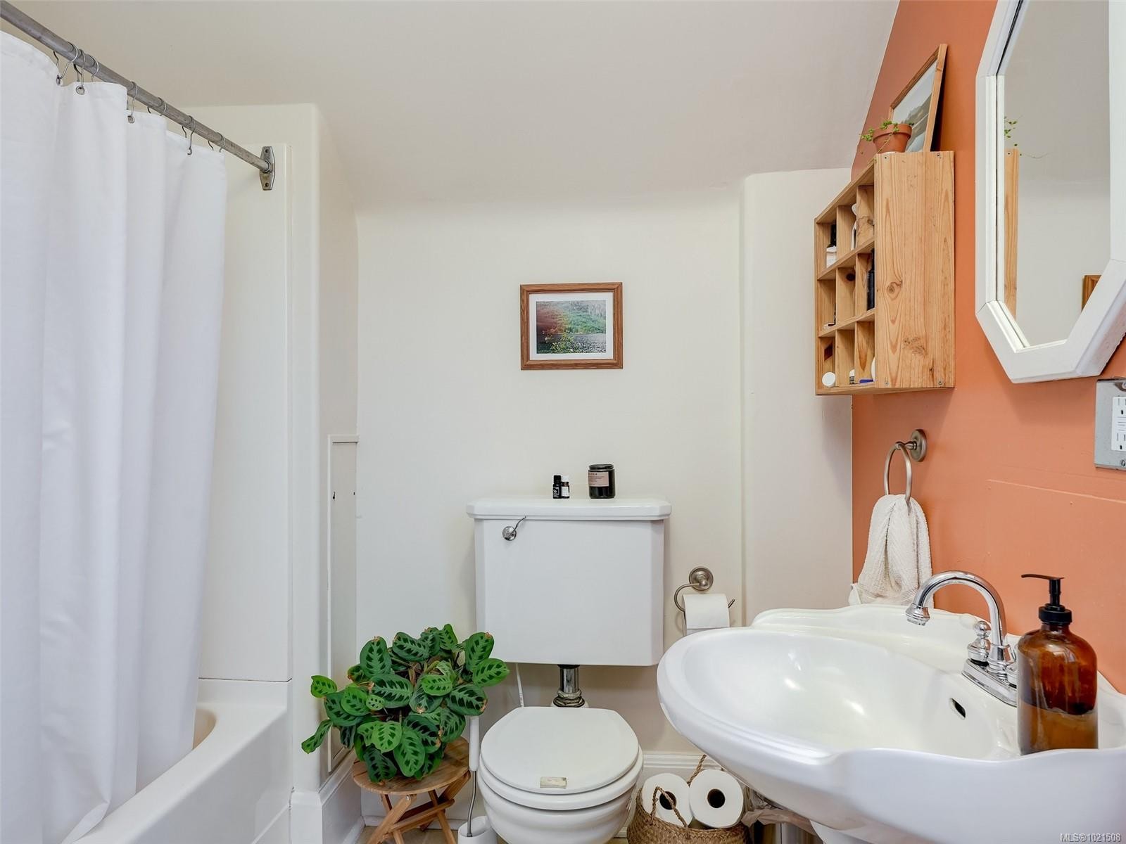 1015 Empress Ave, Victoria, BC - Indoor Photo Showing Bathroom