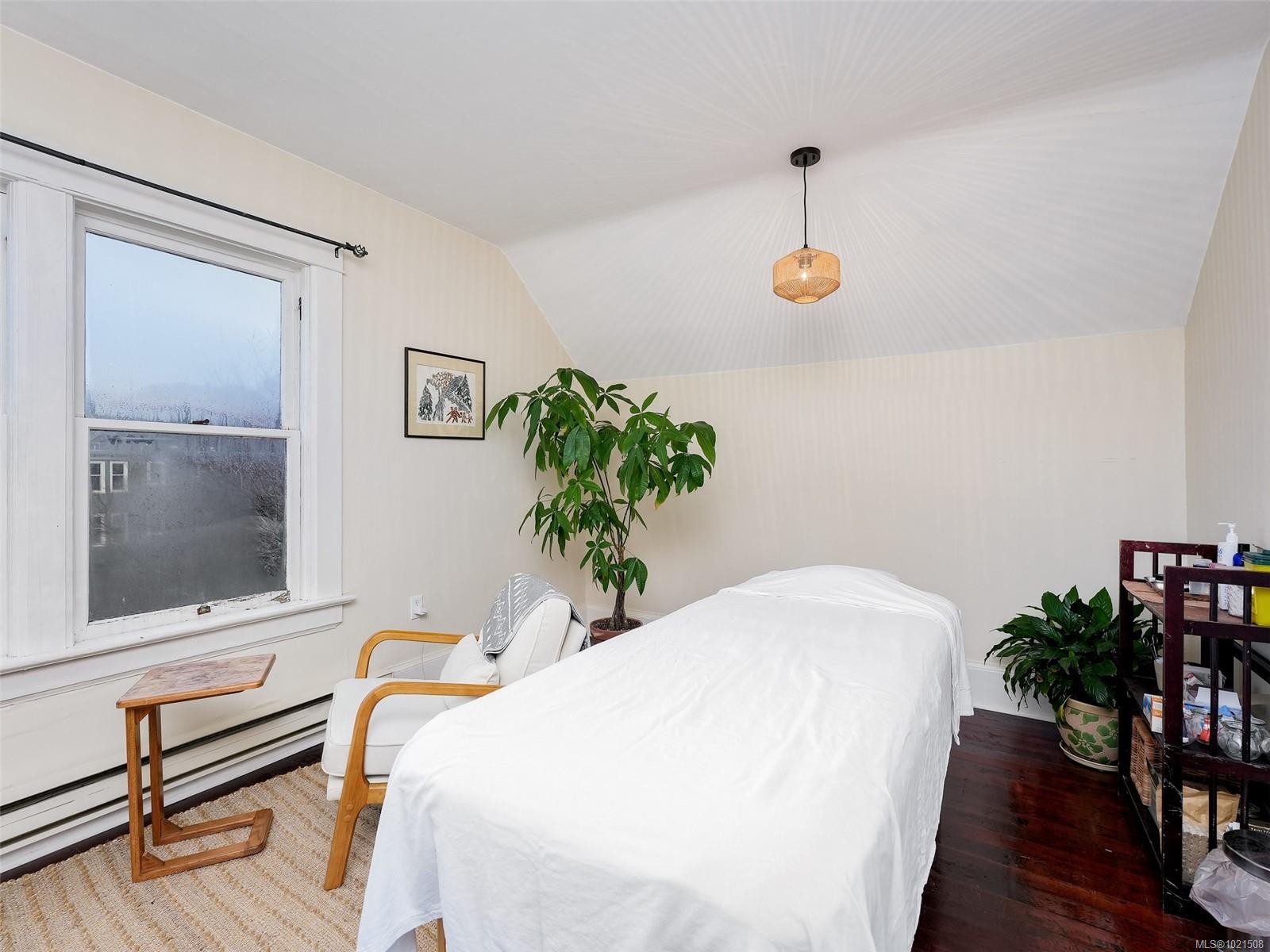 1015 Empress Ave, Victoria, BC - Indoor Photo Showing Bedroom