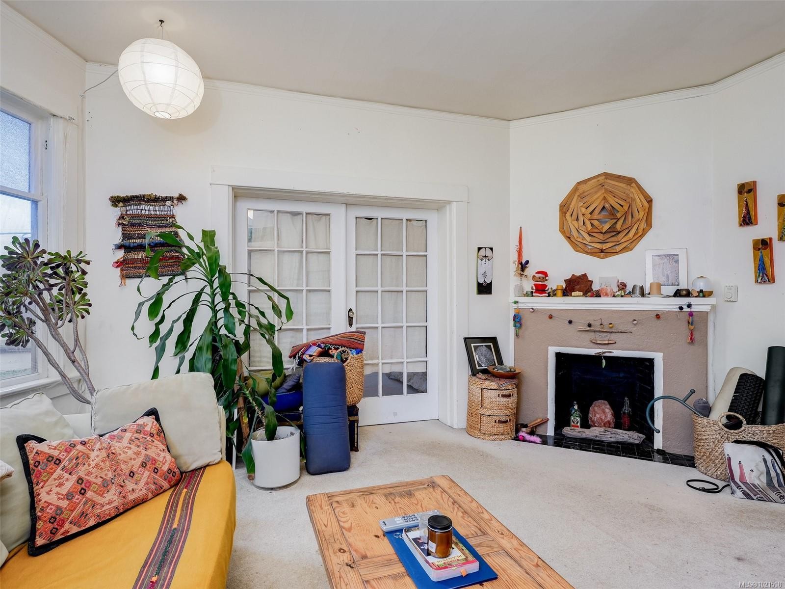 1015 Empress Ave, Victoria, BC - Indoor With Fireplace