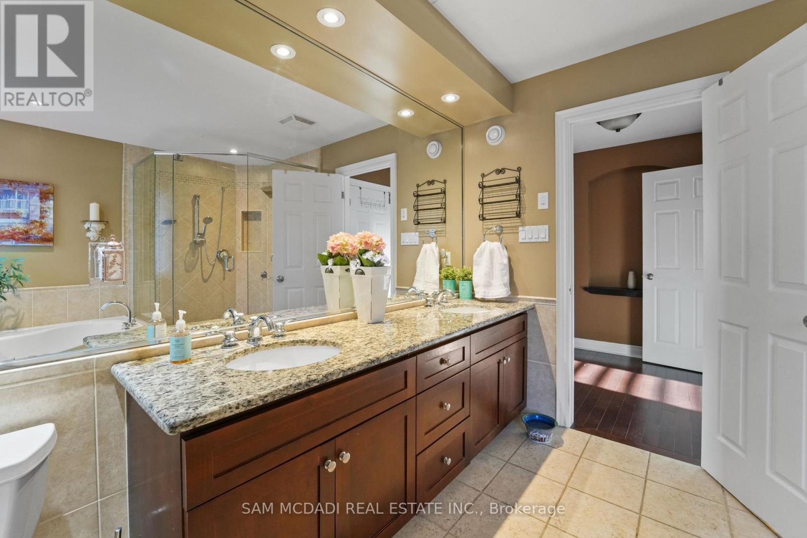 32 Pennsylvania Crescent, Kitchener, ON - Indoor Photo Showing Bathroom