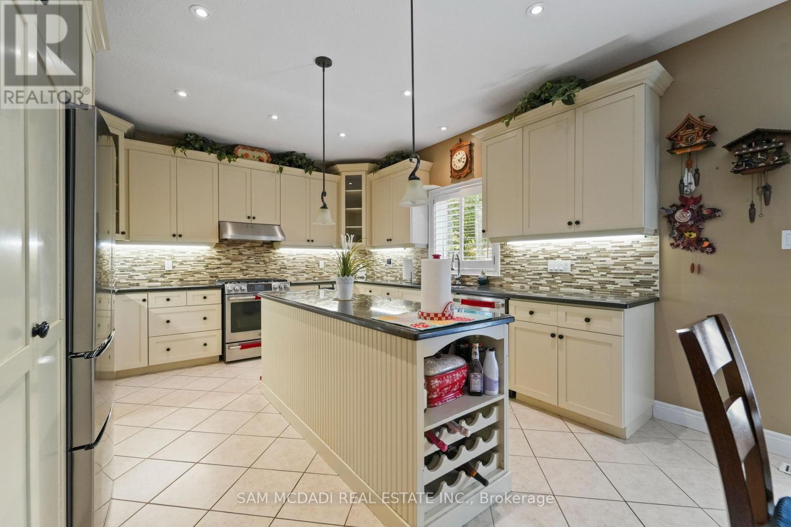32 Pennsylvania Crescent, Kitchener, ON - Indoor Photo Showing Kitchen With Stainless Steel Kitchen With Upgraded Kitchen