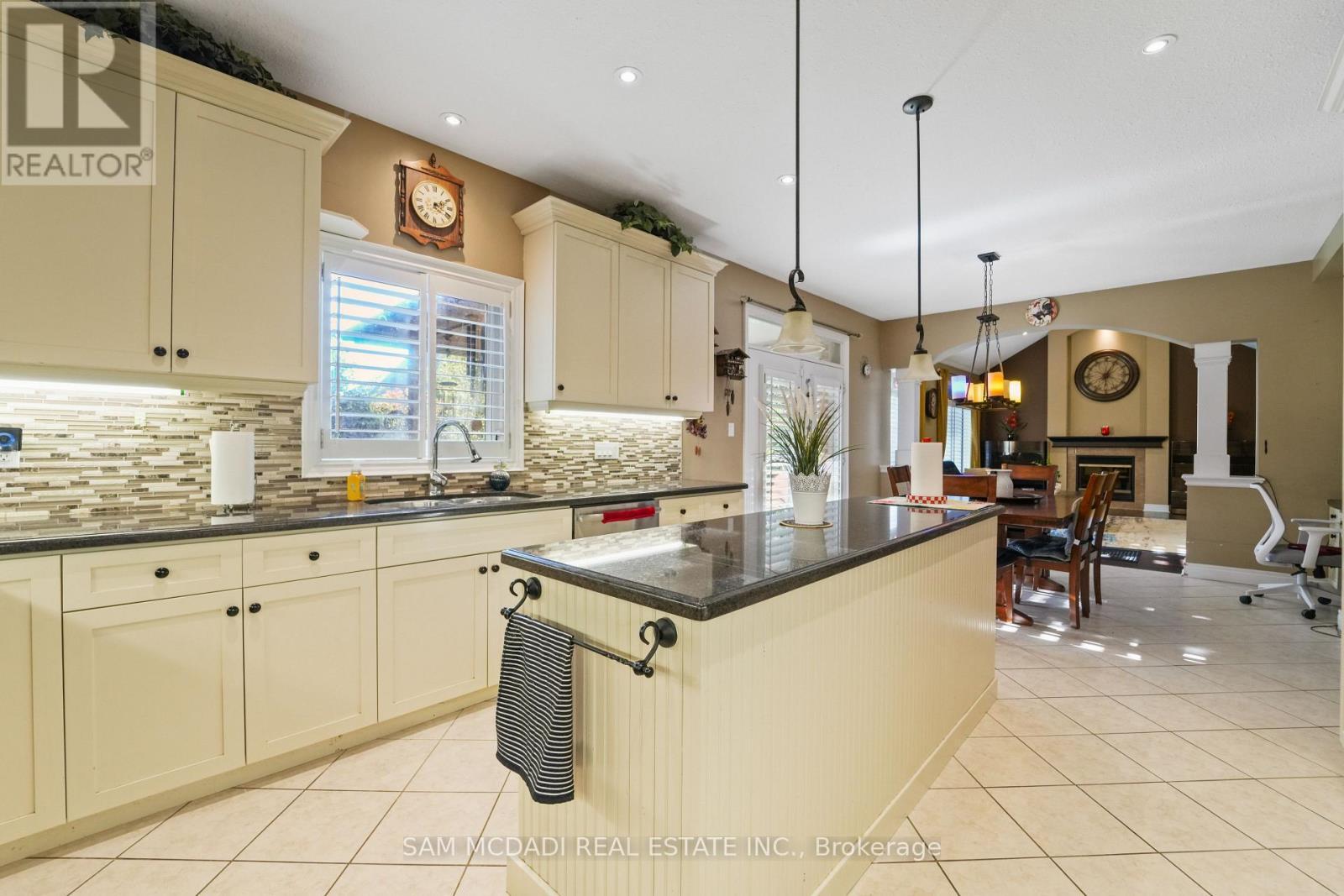 32 Pennsylvania Crescent, Kitchener, ON - Indoor Photo Showing Kitchen With Upgraded Kitchen