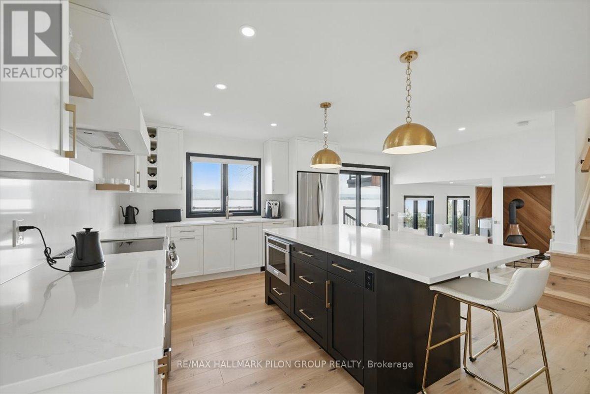 584 Bayview Drive, Ottawa, ON - Indoor Photo Showing Kitchen With Upgraded Kitchen