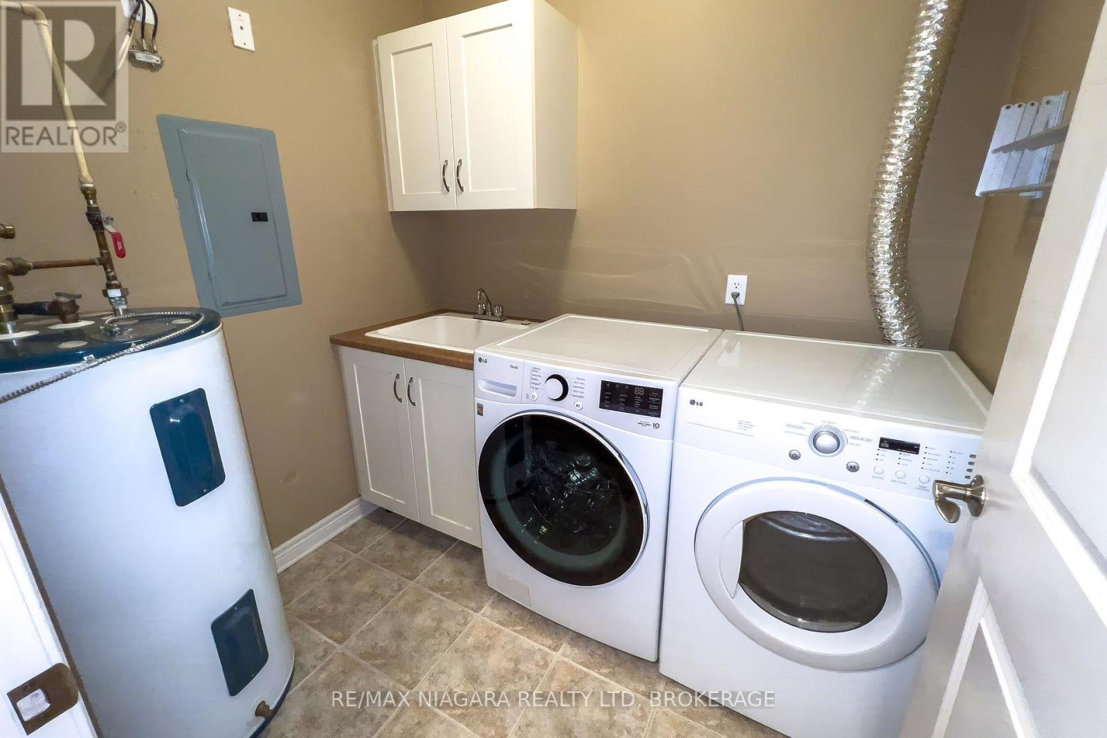 306 - 2799 St. Paul Avenue, Niagara Falls (Stamford), ON - Indoor Photo Showing Laundry Room