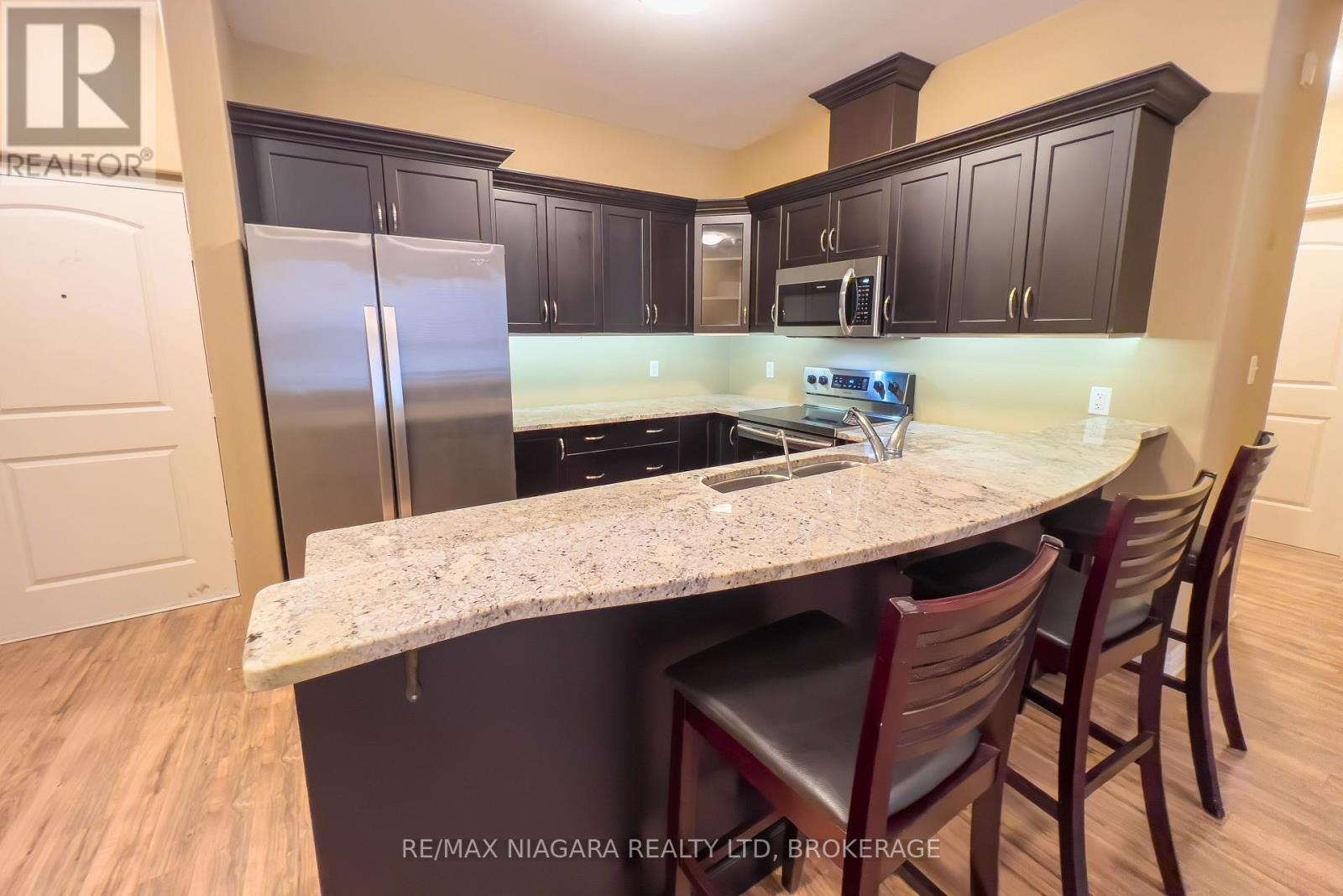 306 - 2799 St. Paul Avenue, Niagara Falls (Stamford), ON - Indoor Photo Showing Kitchen With Stainless Steel Kitchen With Double Sink With Upgraded Kitchen
