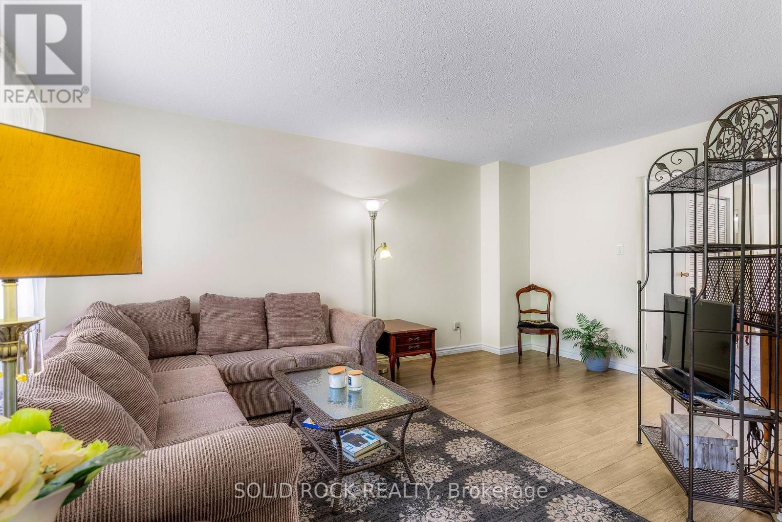 Carpet-free home with spacious rooms - 29 Windfield Crescent, Kingston (Kingston East (Incl Barret Crt)), ON - Indoor Photo Showing Living Room