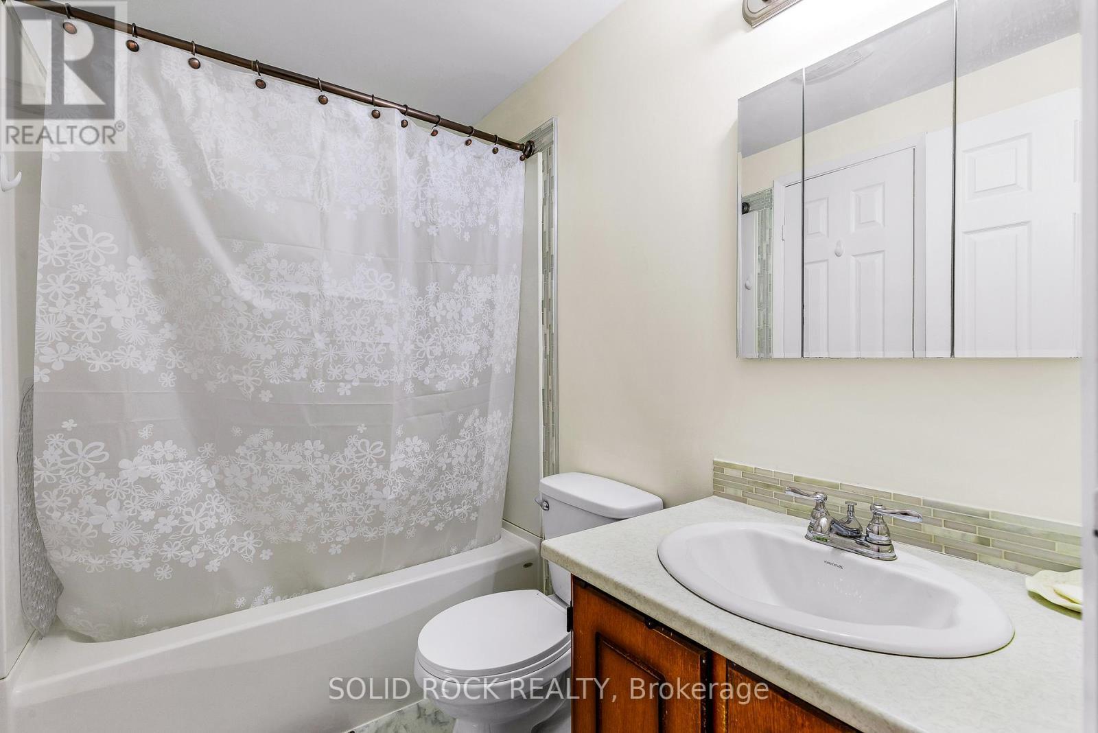 4-piece bathroom with modern tub enclosure - 29 Windfield Crescent, Kingston (Kingston East (Incl Barret Crt)), ON - Indoor Photo Showing Bathroom