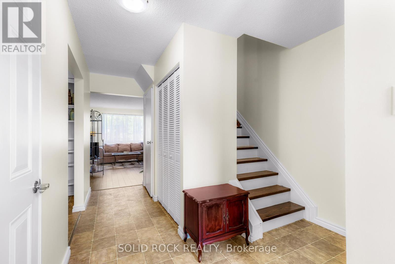 Foyer leads to living/kitch-2 pc bath entr to gar - 29 Windfield Crescent, Kingston (Kingston East (Incl Barret Crt)), ON - Indoor Photo Showing Other Room