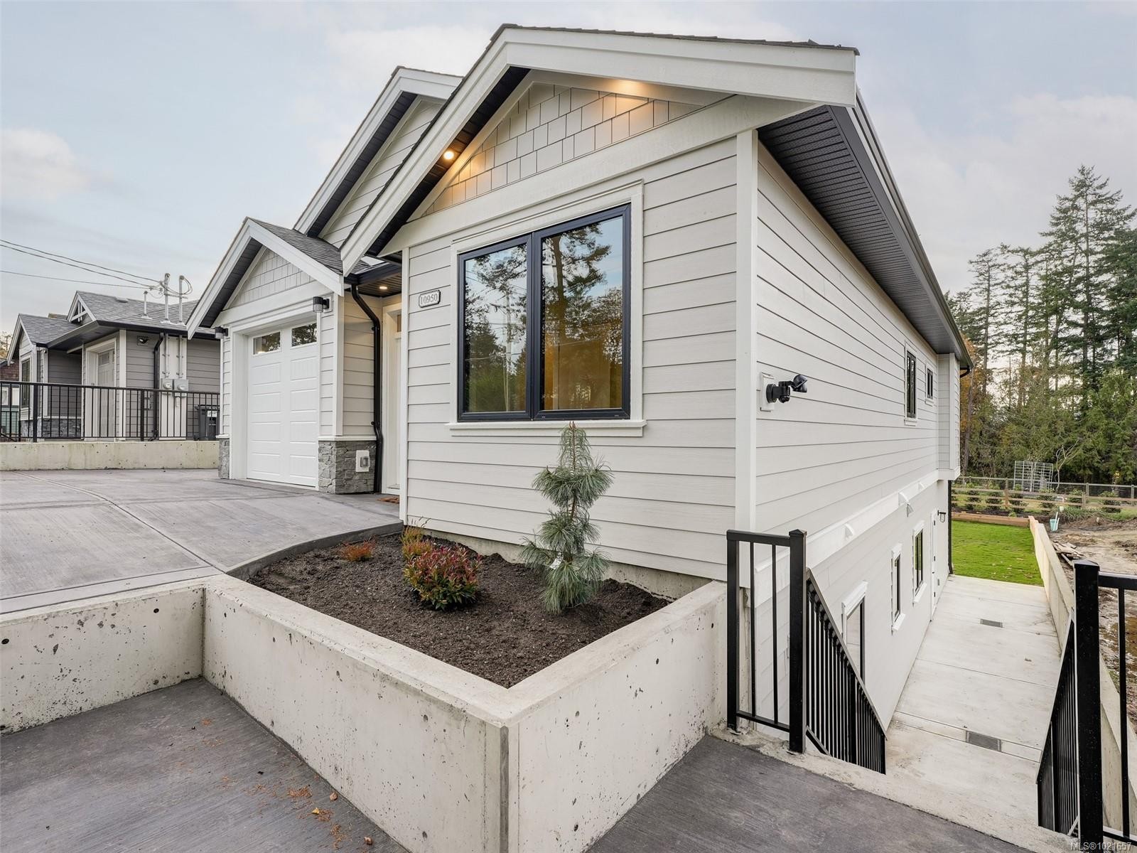 10950 Chalet Rd, North Saanich, BC