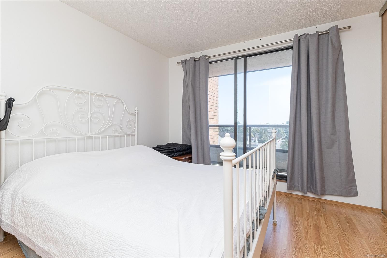 809-1630 Quadra St, Victoria, BC - Indoor Photo Showing Bedroom