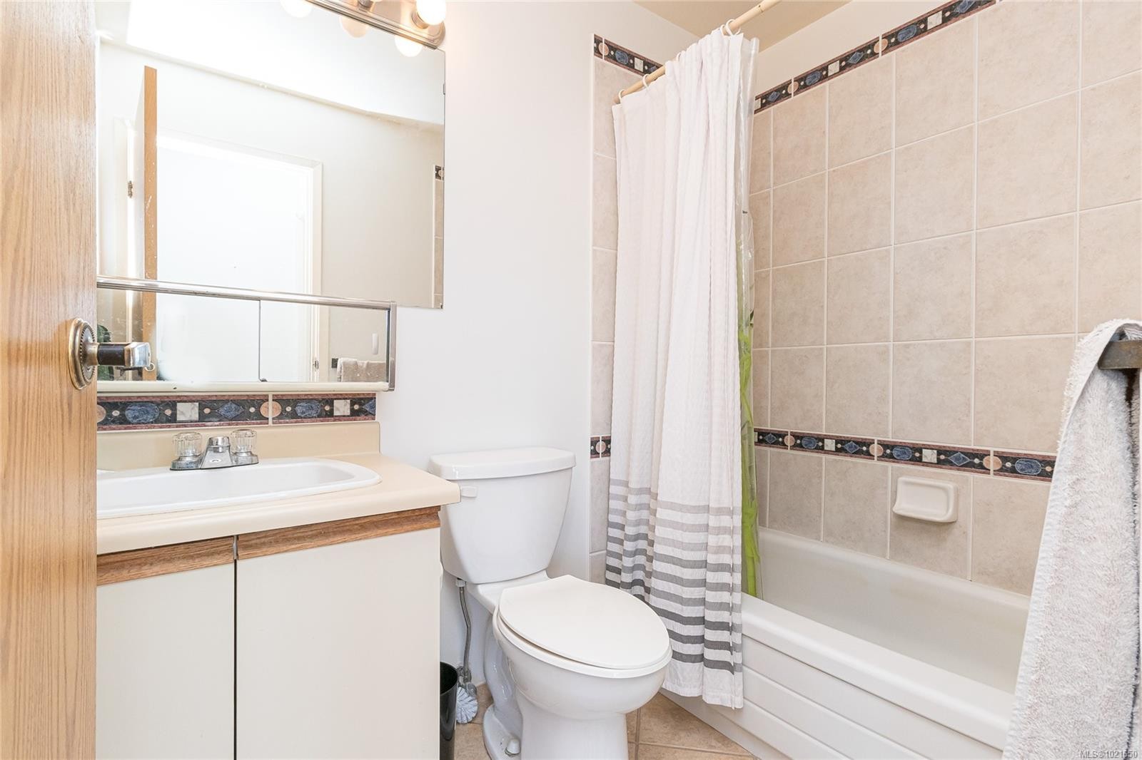 809-1630 Quadra St, Victoria, BC - Indoor Photo Showing Bathroom