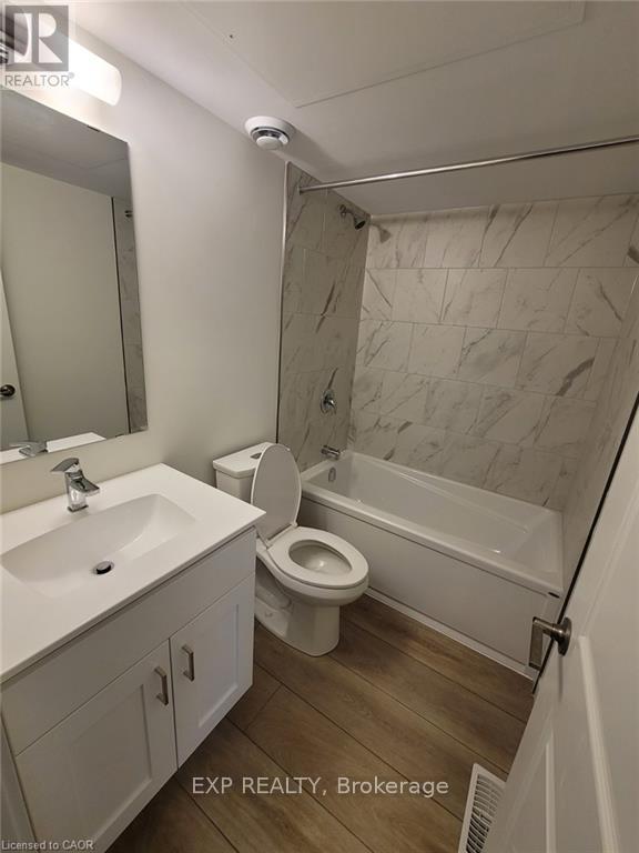 9 - 405 Myers Road, Cambridge, ON - Indoor Photo Showing Bathroom