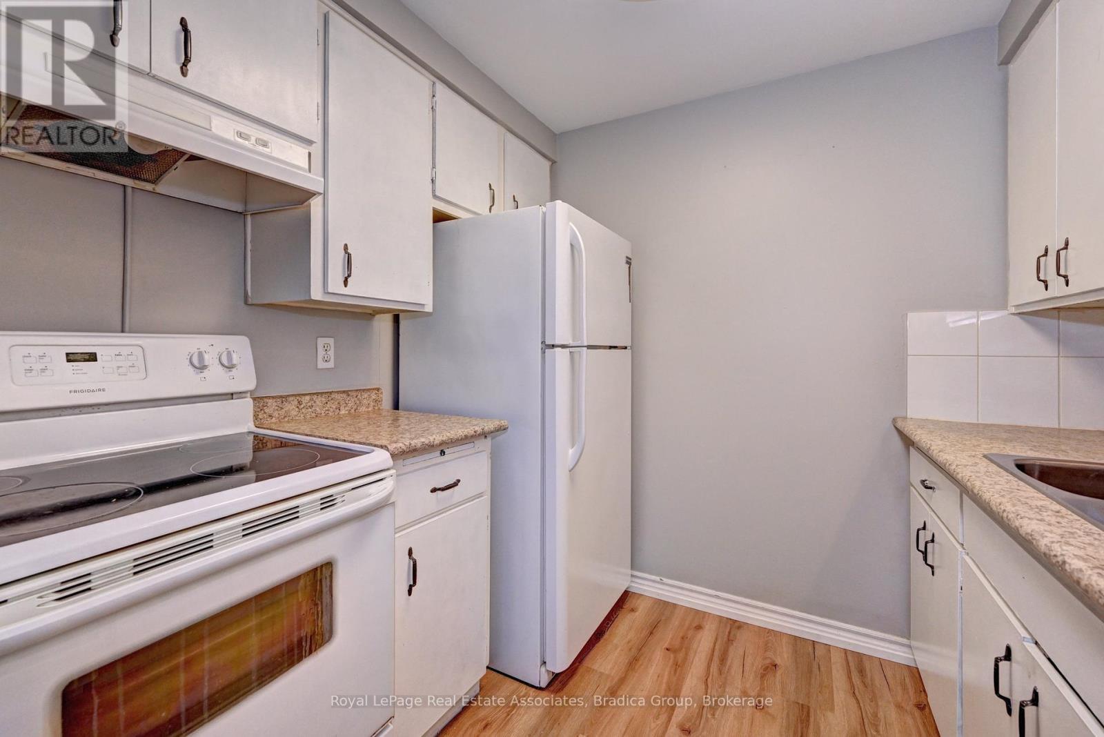 22 Berwick Place, Kitchener, ON - Indoor Photo Showing Kitchen