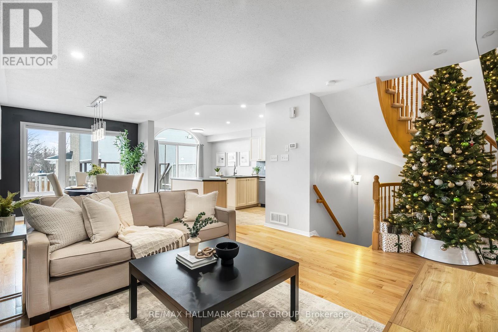 2025 Boisfranc Circle, Ottawa, ON - Indoor Photo Showing Living Room