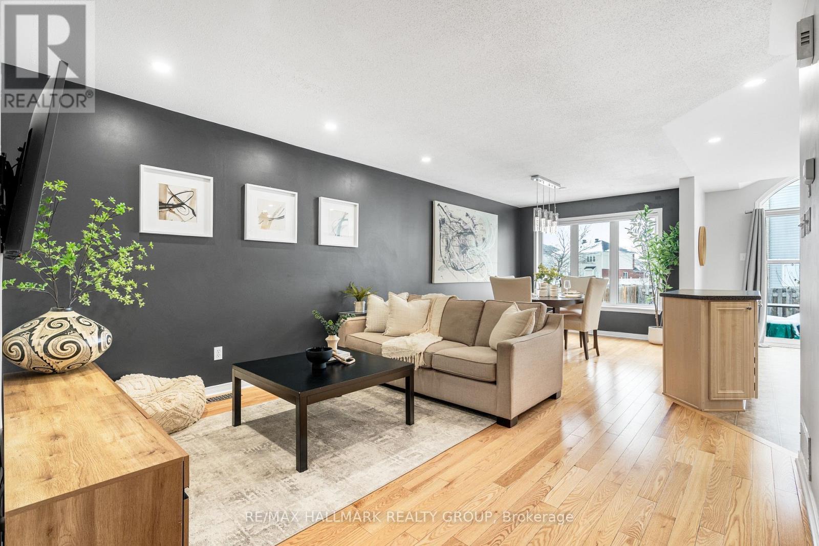 2025 Boisfranc Circle, Ottawa, ON - Indoor Photo Showing Living Room