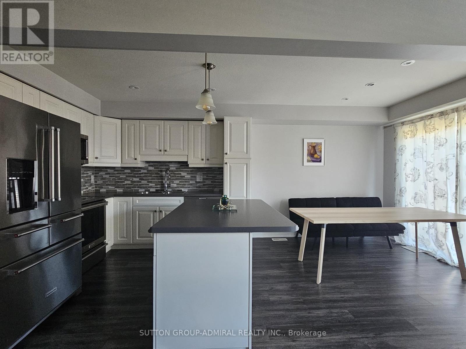 6412 Shapton Crescent, Niagara Falls, ON - Indoor Photo Showing Kitchen With Upgraded Kitchen