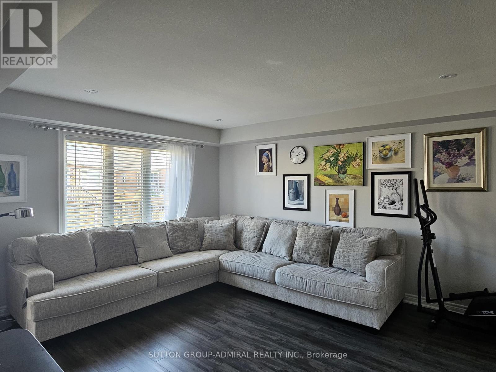 6412 Shapton Crescent, Niagara Falls, ON - Indoor Photo Showing Living Room