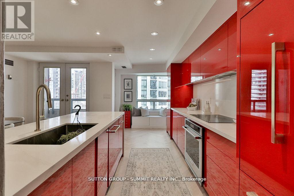 Ph07 - 102 Bloor Street W, Toronto, ON - Indoor Photo Showing Kitchen With Upgraded Kitchen