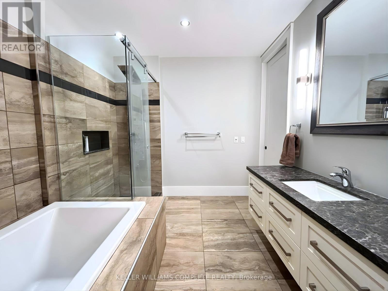 Ph4 - 181 James Street N, Hamilton, ON - Indoor Photo Showing Bathroom