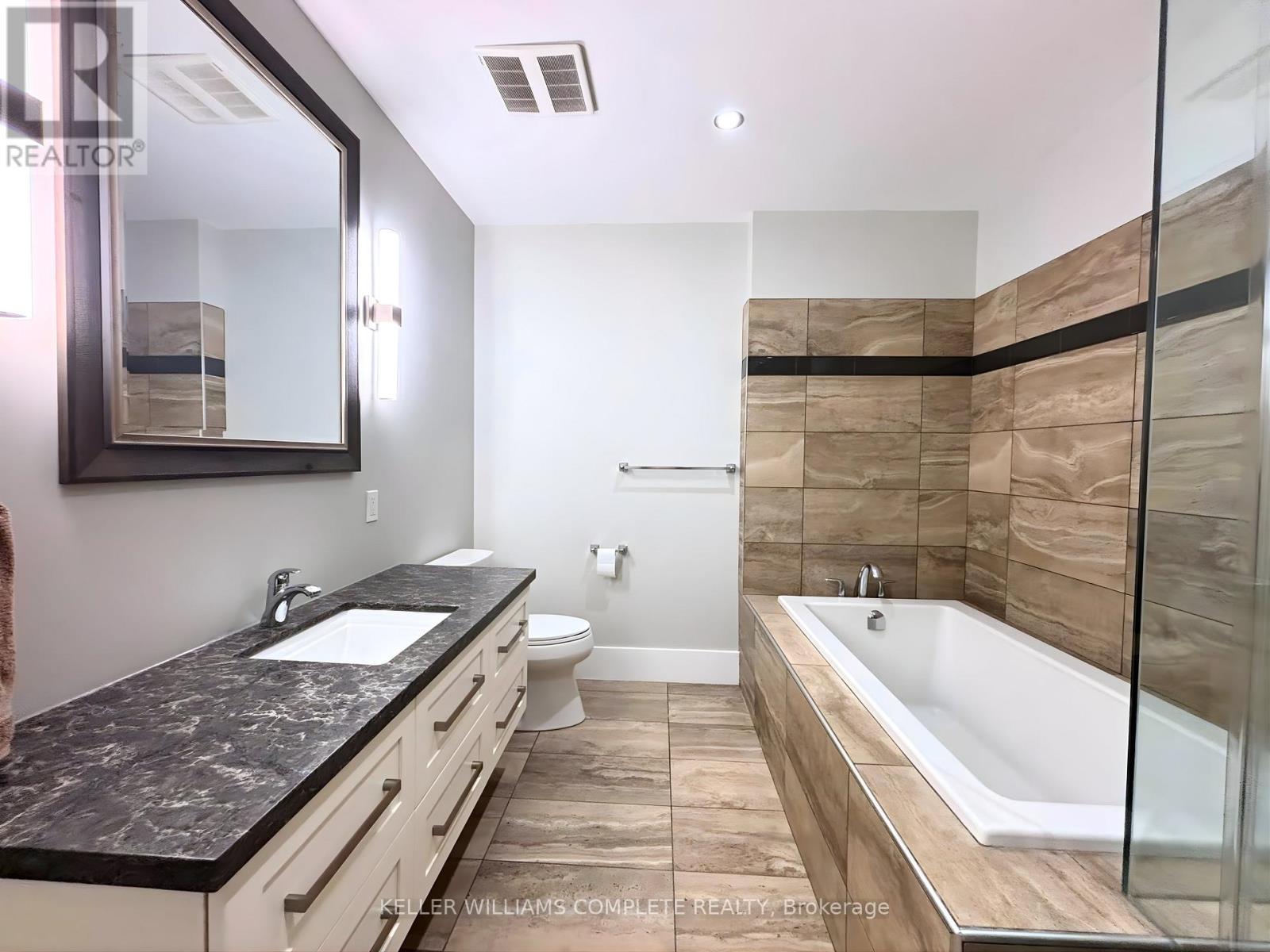 Ph4 - 181 James Street N, Hamilton, ON - Indoor Photo Showing Bathroom