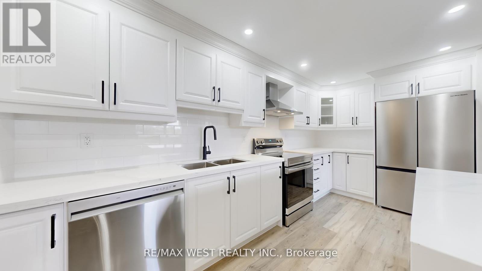 404 - 1535 Lakeshore Road E, Mississauga, ON - Indoor Photo Showing Kitchen With Double Sink