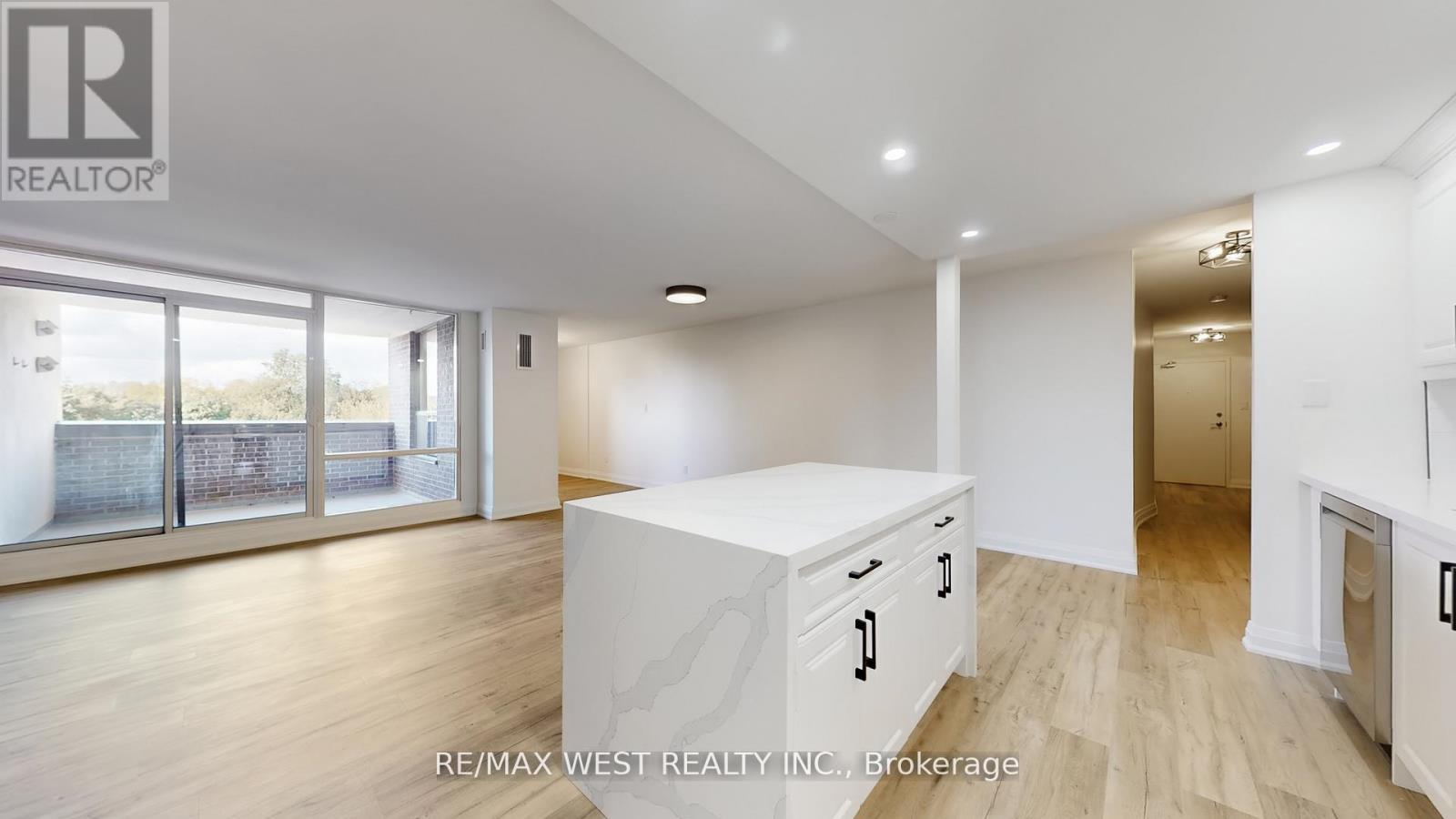 404 - 1535 Lakeshore Road E, Mississauga, ON - Indoor