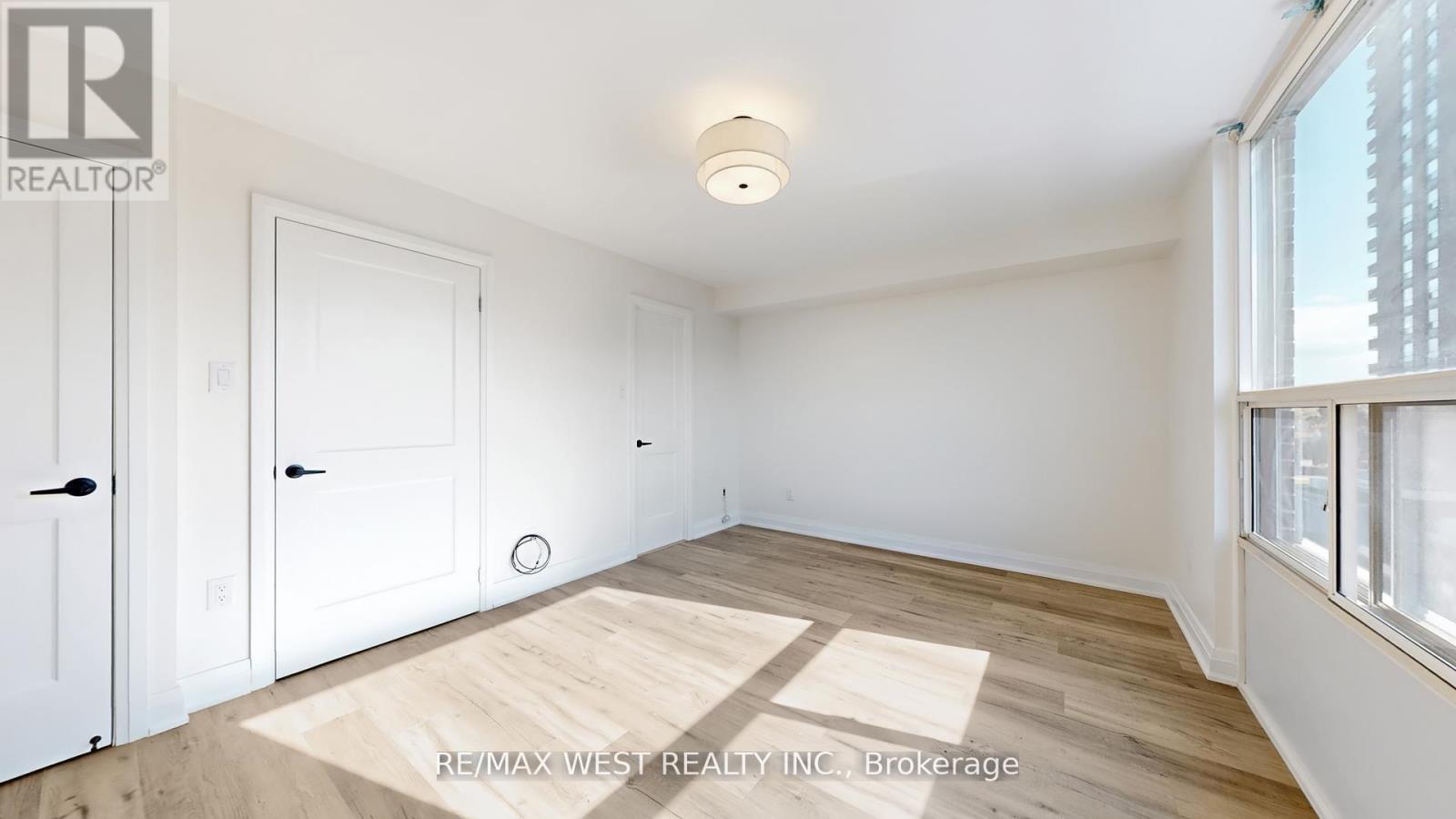 404 - 1535 Lakeshore Road E, Mississauga, ON - Indoor Photo Showing Other Room