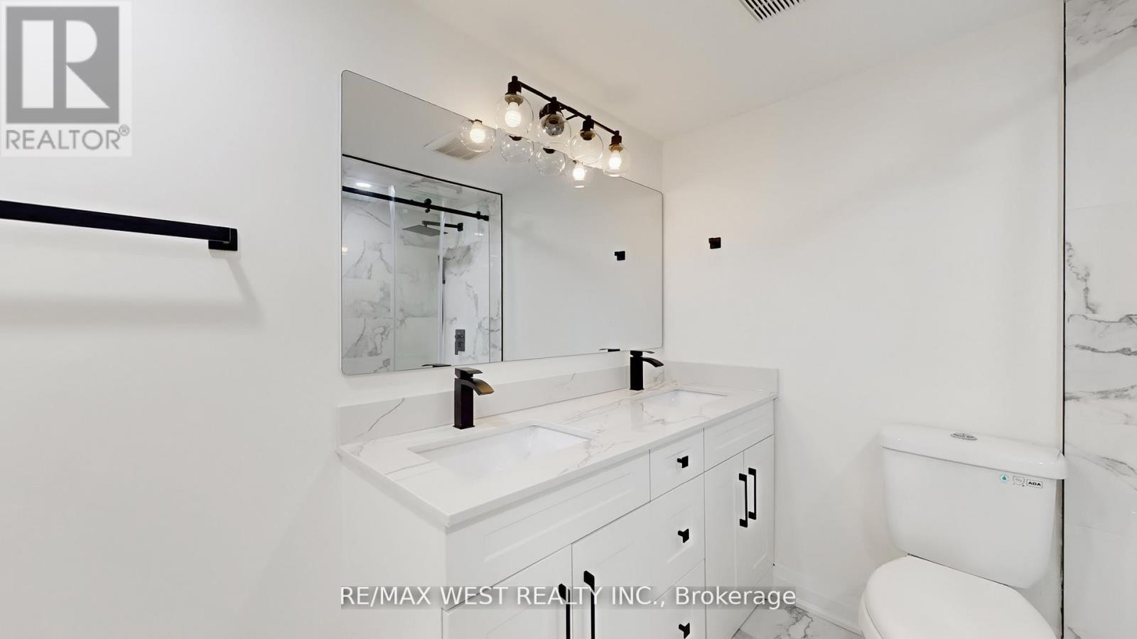404 - 1535 Lakeshore Road E, Mississauga, ON - Indoor Photo Showing Bathroom