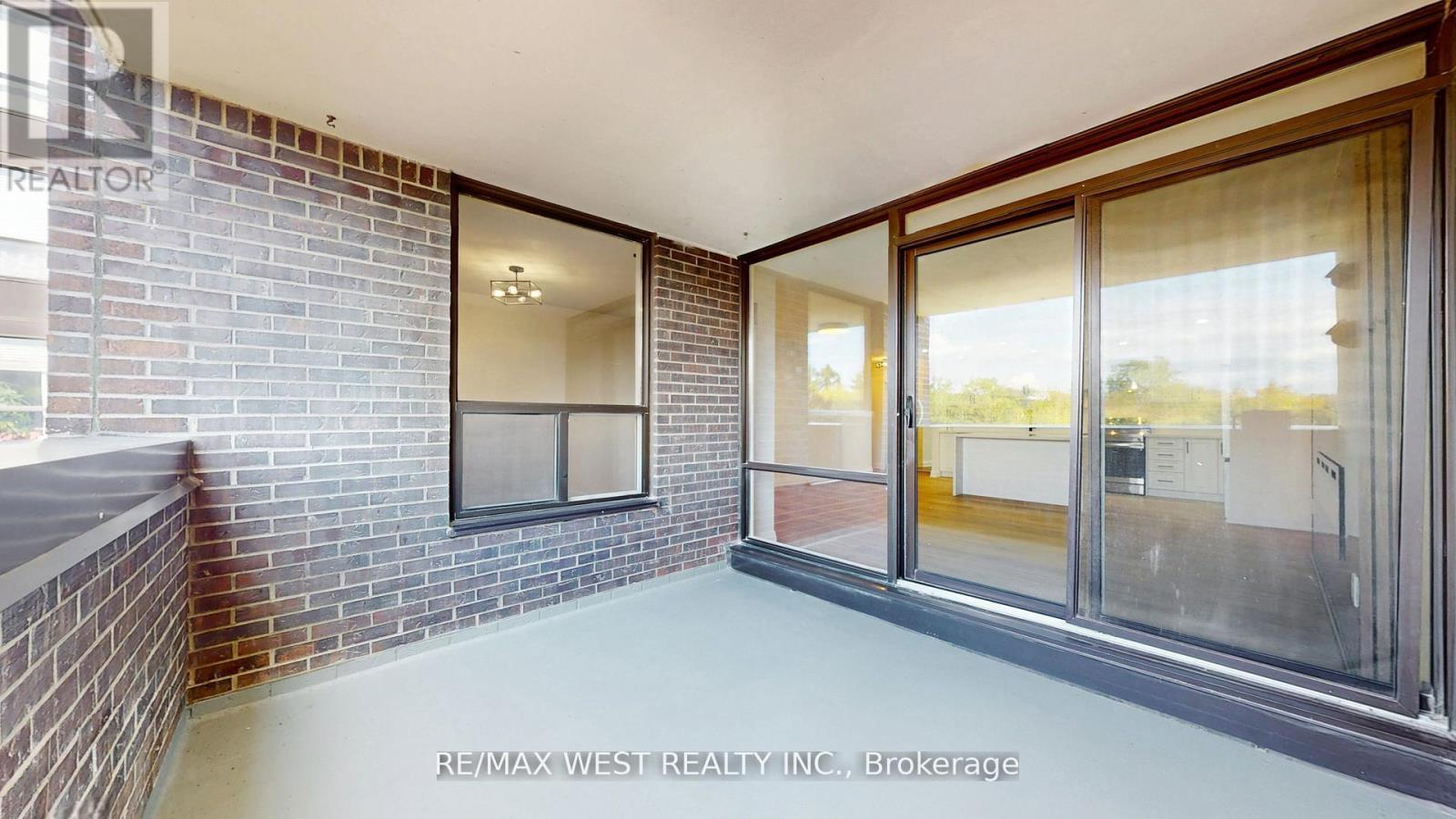 404 - 1535 Lakeshore Road E, Mississauga, ON - With Exterior