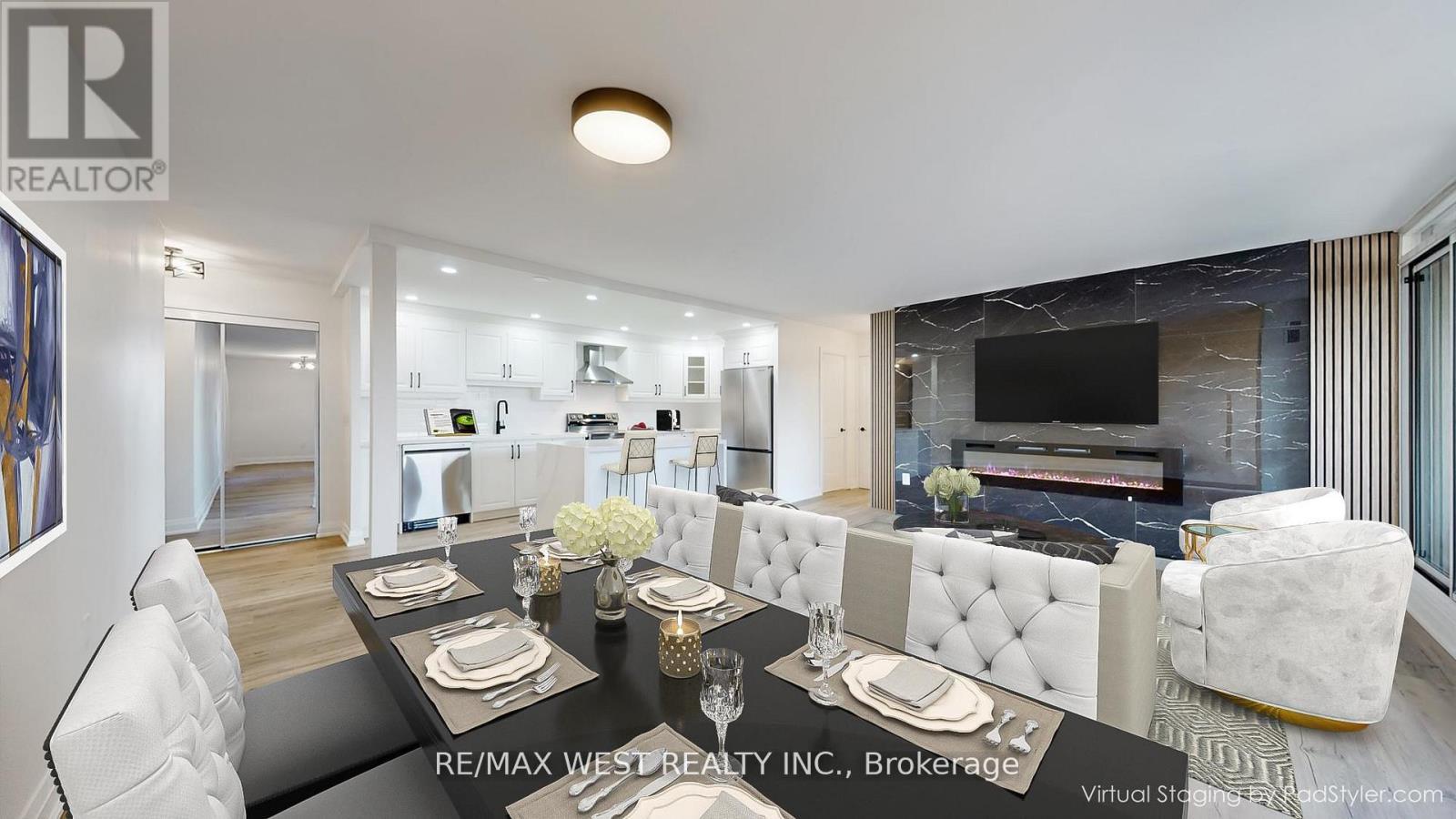 404 - 1535 Lakeshore Road E, Mississauga, ON - Indoor Photo Showing Living Room