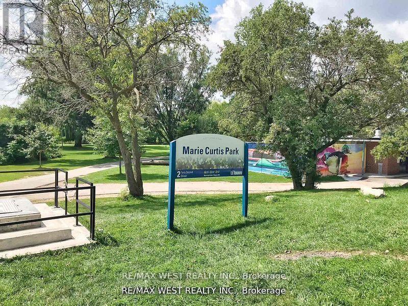 404 - 1535 Lakeshore Road E, Mississauga, ON - Outdoor