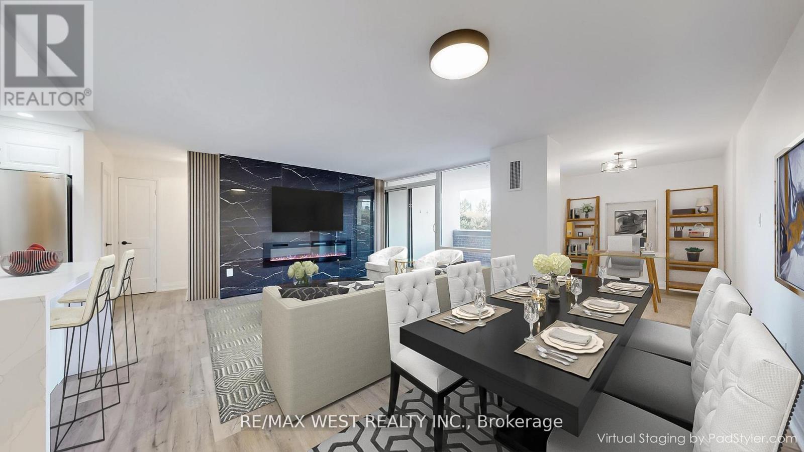 404 - 1535 Lakeshore Road E, Mississauga, ON - Indoor Photo Showing Living Room