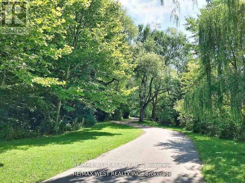 404 - 1535 Lakeshore Road E, Mississauga, ON - Outdoor